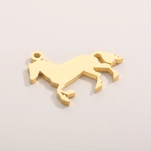 Détail d'un pendentif cheval minimaliste en acier inoxydable doré pour colliers DIY