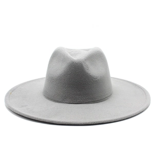 Detalle del sombrero fedora gris de ala ancha con acabados de costura fina