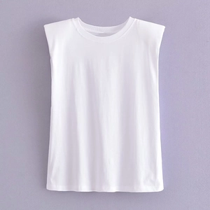 T-shirt senza maniche bianca minimalista con spalline imbottite in esposizione piatta