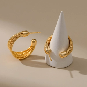 Elegantes pendientes en forma de C bañados en oro de 18K con diseño de hilos tejidos