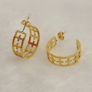 Boucles d'oreilles créoles C en acier titane plaqué or 18 carats avec motif croix