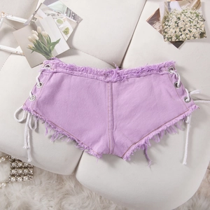 Dettaglio degli shorts in denim viola sfrangiati con lacci laterali e occhielli in metallo