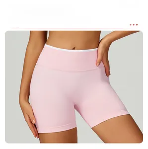Dettaglio dei pantaloncini yoga senza cuciture a vita alta rosa con bordi bianchi