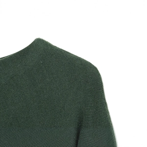 Pull en maille vert foncé élégant avec col asymétrique et texture côtelée