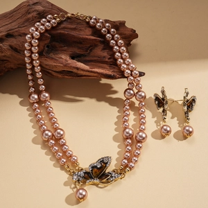 Elegante collar de perlas vintage de doble capa con colgante de mariposa y pendientes a juego
