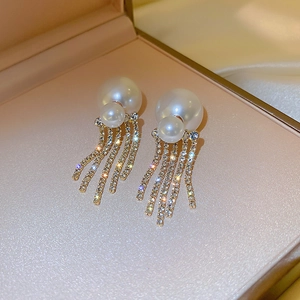 Elegant pearl stud earrings with sparkling gold tassel fringes for a luxury look
