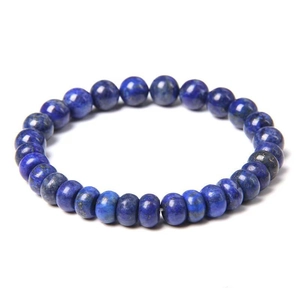 Bracelet en perles de lapis-lazuli 8mm bleu profond avec inclusions dorées sur fond blanc