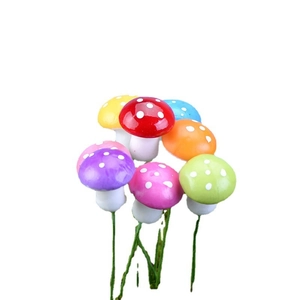 Mini funghi in schiuma in sette colori vivaci per decorazioni micro paesaggi