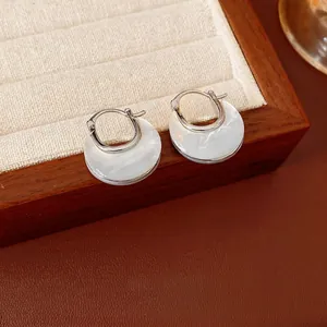 Orecchini a cerchio a U in argento minimalisti con pendenti in madreperla bianca