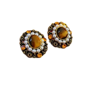 Boucles d'oreilles vintage dorées avec œil de tigre, perles et détails pompons