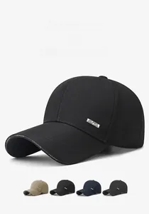 Dettaglio del cappellino con scritta fashion sulla visiera e logo metallico sulla parte laterale