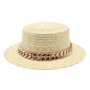 Chapeau de paille à sommet plat pour femme avec grosse chaîne dorée de couleur naturelle