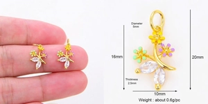 Dimensions détaillées du pendentif fleur doré avec émail coloré et zircons
