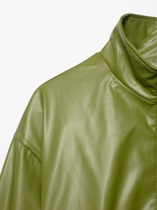 Detail der olivgrünen Lederjacke mit Stehkragen und hochwertigen Nahtstrukturen im Fokus