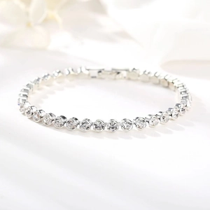 Elegantes versilbertes Tennisarmband mit österreichischen Kristallen in klassischem Design