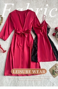 Détails à plat d'un peignoir en satin rouge foncé et nuisette en dentelle noire chic