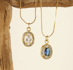 Dettaglio di collane in acciaio inossidabile 18K con ciondoli ovali in zircone bianco e blu
