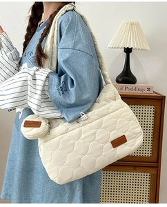 Détail du sac à bandoulière matelassé beige avec son petit porte-monnaie rond assorti