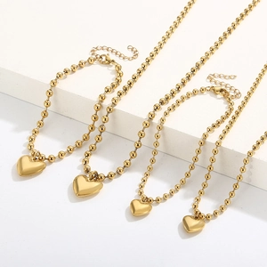 Lot de quatre colliers cœur en acier inoxydable plaqué or 18K de longueurs variées
