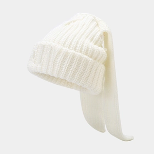 Dettaglio della trama a maglia del berretto invernale bianco con lunghe orecchie di coniglio