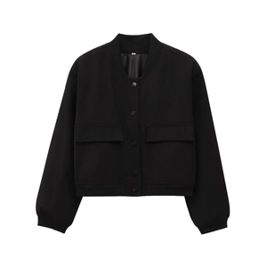 Kurze schwarze Baseballjacke mit zwei Pattentaschen und Rippbündchen in Flachbild