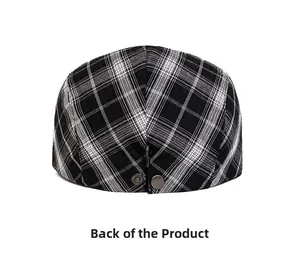 Vue arrière de la casquette à carreaux montrant les coutures et les boutons-pression