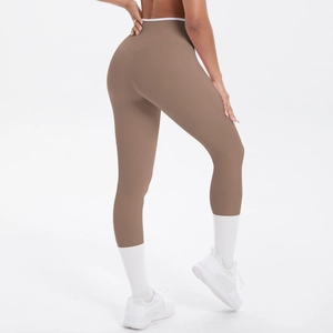 Vue détaillée du legging de yoga marron café à taille haute avec bordure blanche