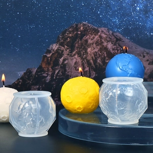 Dettaglio macro di stampi in silicone a pianeta con rilievi di superfici lunari e terrestri