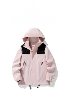 Detail der wasserdichten Jacke in Rosa und Schwarz mit Kapuze und Silhouette-Schnitt