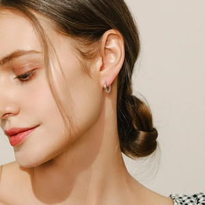 Minimalist s925 silver hoop earrings with polished finish on model's ear