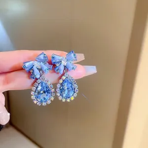 Boucles d'oreilles nœud bleu avec cristaux en goutte d'eau et pavé de zircons chic