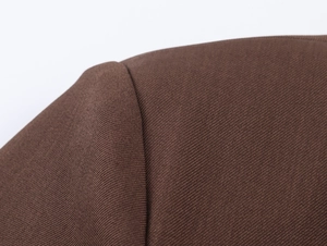 Nahaufnahme der Schulternaht und Stichverarbeitung auf braunem Köper-Blazer-Stoff