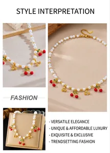 Détails du collier ras de cou perles et cerises avec émail rouge et accents dorés