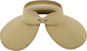Dettaglio visiera in paglia intrecciata color kaki con tesa larga e fiocco decorativo