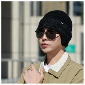 Gros plan extérieur d'un bonnet en tricot pour hommes avec cache-oreilles et doublure polaire