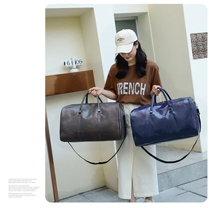 Bolsas de viaje de cuero PU café oscuro y azul marino mostradas con una modelo
