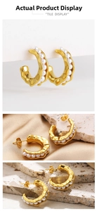 Détail macro de boucles d'oreilles 18K en forme de C avec vagues dorées et perles blanches