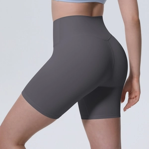 Gros plan du short de yoga gris à taille haute avec tissu gainant et effet push-up fessier