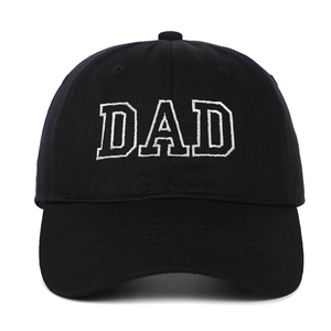 Gros plan de la broderie DAD blanche sur une casquette de baseball en coton noir