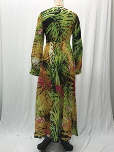 Vue arrière d'une robe longue à imprimé tropical avec manches bouffantes et taille haute