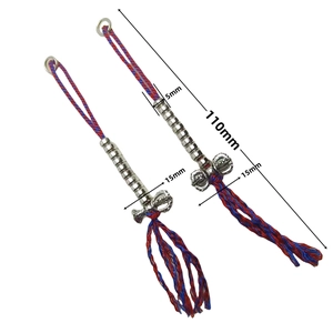 Vue détaillée de pendentifs épée en argent tibétain de 110mm avec cordons tissés