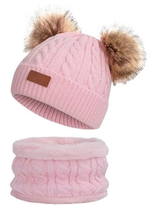 Dettaglio del set in maglia rosa per bambini con doppio pompon e sciarpa calda coordinata