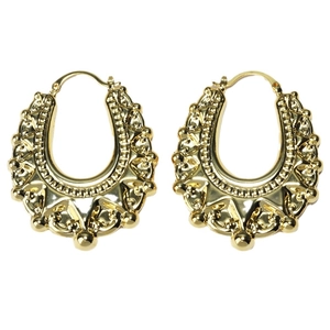 Elegantes pendientes de aro dorados huecos con texturas metálicas en relieve boho