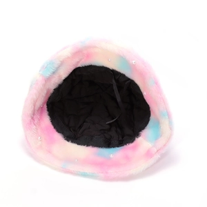 Détail du bob en peluche tie-dye avec perles et doublure intérieure matelassée