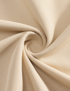 Gros plan sur la texture en maille piquée respirante beige d'un polo pour homme