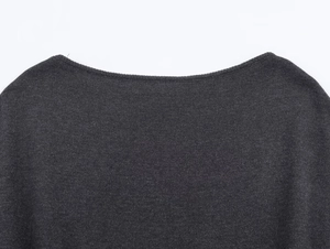 Vue macro détaillée de la maille anthracite foncé et du décolleté de la robe tricotée