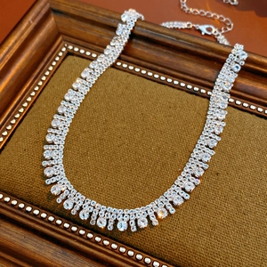 Dettaglio di una collana d'argento a tre file con eleganti frange in zircone scintillante
