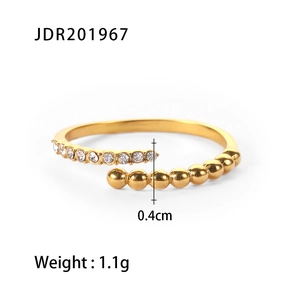 Dettaglio anello in oro 18K con fila di cristalli e perle inclusi dati su peso e misura