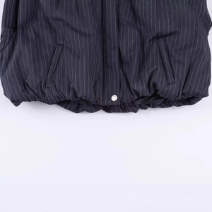 Gilet bomber blu scuro gessato con orlo elastico e tasche laterali dettaglio