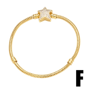 Bracciale a catena serpente dorata con ciondolo a stella pavimentato in zirconi bianchi